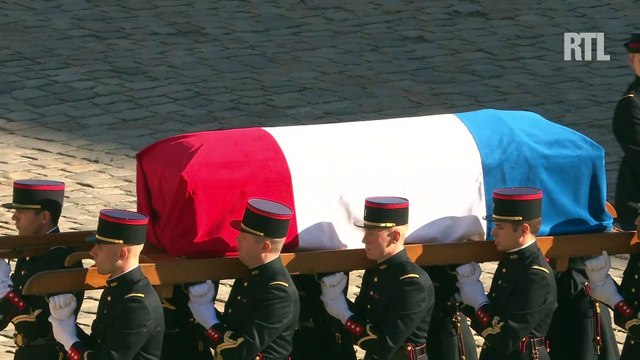 La garde républicaine reprend Emmenez-moi de Charles Aznavour