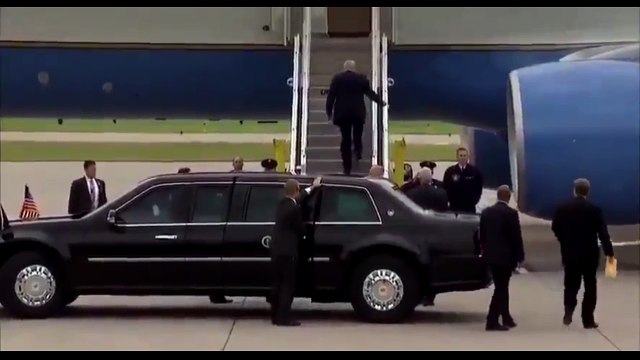 Trump'ın ayağına tuvalet kağıdı yapıştı!