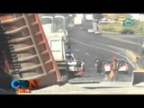 IMPRESIONANTE!!! Vuelca camión en puente vehicular sobre Paseo Tollocan