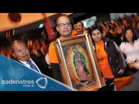 Peregrinos le cantan Las Mañanitas a la Virgen de Guadalupe