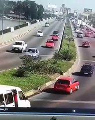 Une fourgonnette remplie de passager chute du haut d'un pont