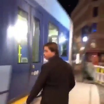 Cet homme nous montre sa technique pour ne pas payer son ticket de tram