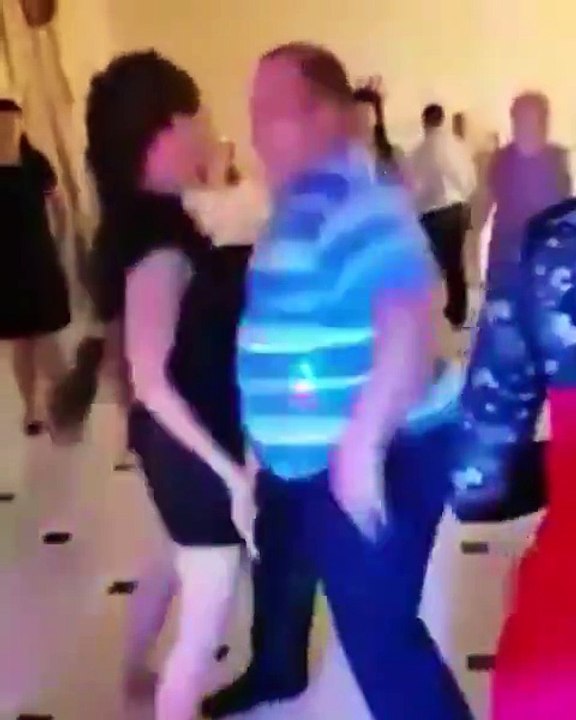 Un homme se laisse emporter dans la danse en se trompant de partenaire
