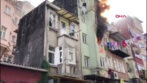 İstanbul- Beyoğlu'nda İtfaiye Ekipleri Yanan Evdeki Bir Kişiyi Kurtardı