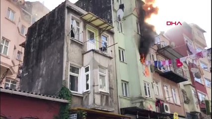 İstanbul- Beyoğlu'nda İtfaiye Ekipleri Yanan Evdeki Bir Kişiyi Kurtardı