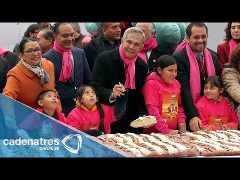 Migue Ángel Mancera comparte Rosca de Reyes en el Zócalo capitalino