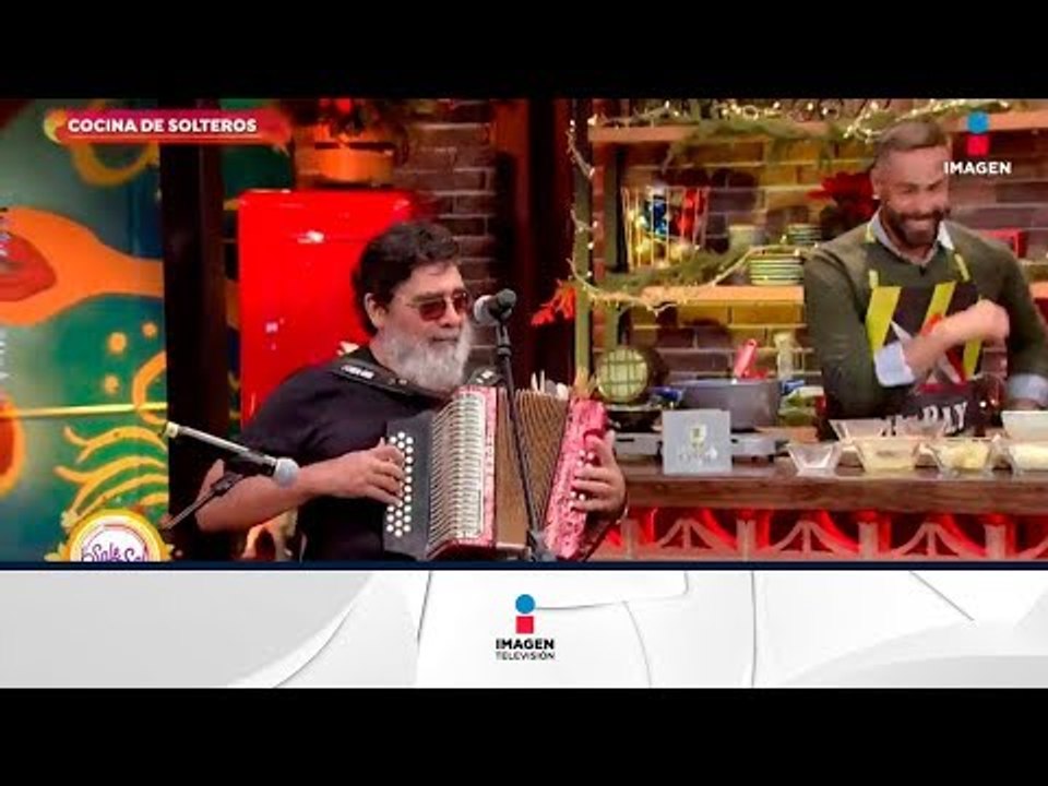 ¡Celso Piña canta la 'Cumbia campanera' en el foro! | Sale el Sol