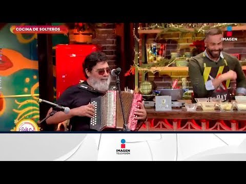 ¡Celso Piña canta la 'Cumbia campanera' en el foro! | Sale el Sol