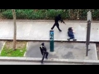 Скачать видео: ¡FUERTES IMÁGENES! Momento justo en que asesinan a una persona en la revista Charlie Hebdo'