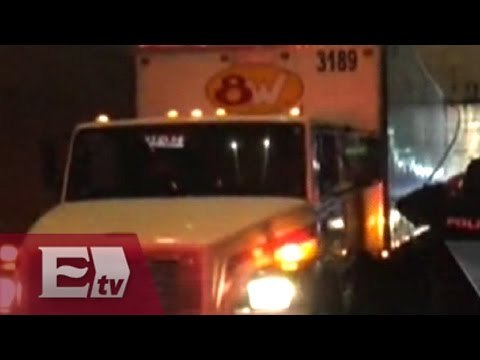 Tráiler queda atorado en carriles de Viaducto/ Ingrid Barrera