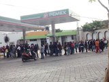 Maestros del SNTE toman gasolinera y casetas en Oaxaca