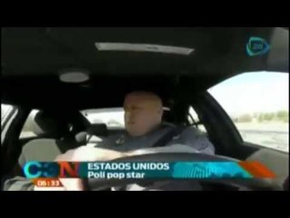 VIDEO: Policía que canta 'Shake It Off' como Taylor Swift