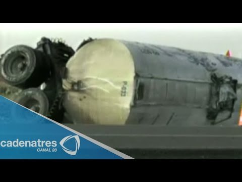 Vuelca pipa y derrama más de cinco mil litros de gasolina en SLP