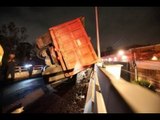 Vuelca camión de carga en la carretera México-Toluca