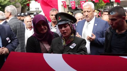 Nişanlısının Kamuflajını Giyip "Hayallerimizi Çaldılar" Diye Gözyaşı Döktü