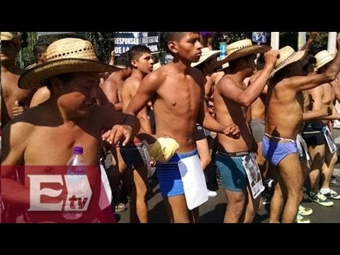 Al ritmo de cumbia se desnudan y protestan integrantes de los 400 pueblos sobre Reforma / Mariana H