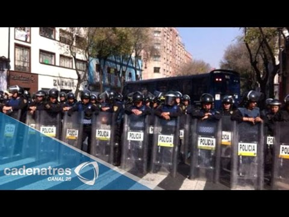 Granaderos evitan que manifestantes arriben al Zócalo