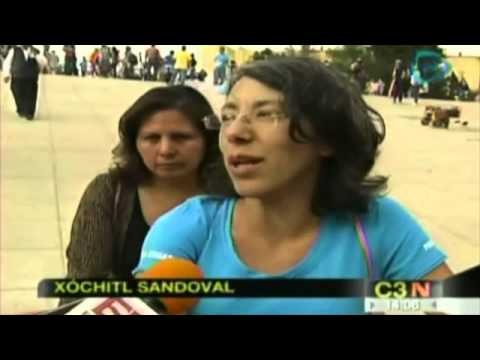 Mujeres capitalinas en tacones pasean en bicicleta