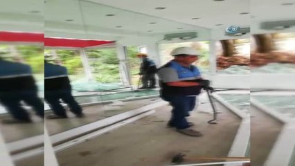 Adnan Oktar'ın Villasında Yıkım İş Makineleriyle Değil Balyozlarla Yapılıyor