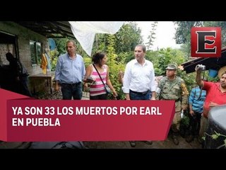 Gobernador de Puebla reparte ayuda tras paso de "Earl"