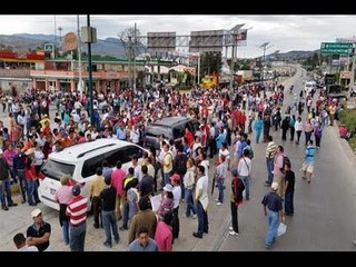 Integrantes del SNTE bloquean en ambos sentidos la Autopista del Sol