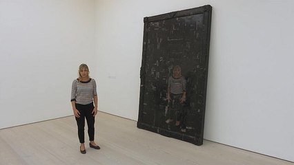Γκαλερί Saatchi: Η έκθεση «Μαύρος καθρέφτης, η τέχνη ως κοινωνική σάτιρα»