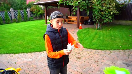 Tisha ride on children's car and stuck in the ground. Тиша застрял в болоте.