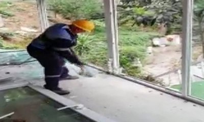 Adnan Oktar’ın villasında yıkım balyozlarla yapılıyor