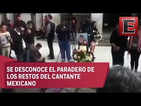 Cientos acude a Bellas Artes para despedirse de Juan Gabriel