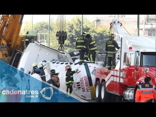 Pipa que transportaba ácido choca en autopista
