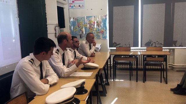 Le capitaine de frégate du La Fayette, Pascal, à la rencontre des élèves de CM2 de l'école Gaston-Colnat dans le cadre du FIG