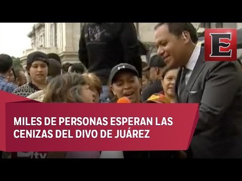 Con lágrimas y música esperan a Juan Gabriel en Bellas Artes