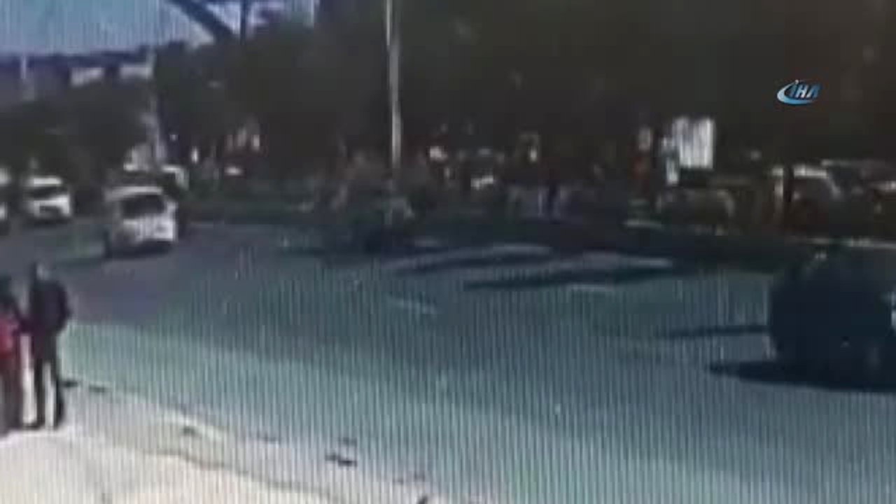 Karşıdan Karşıya Geçmek İsterken 2 Otomobil Çarptı Feci Şekilde Can Verdi- 50 Metre Ötedeki Üst...