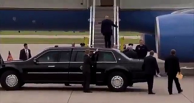 Donald Trump avec du papier toilette sous la chaussure en montant dans son avion