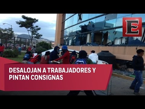 Normalistas atacan Palacio de Justicia de Iguala