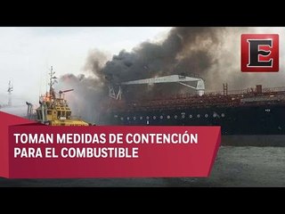 Sigue ardiendo buque de Pemex que explotó en Veracruz