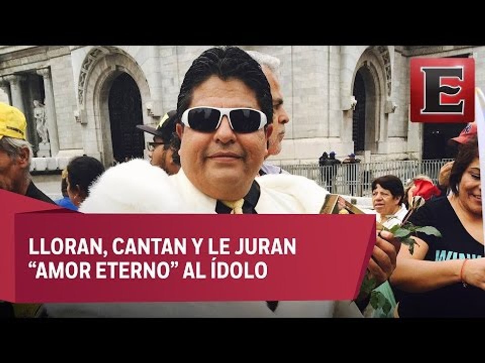 Fans dan el último adiós a Juan Gabriel en Bellas Artes