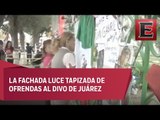 Fans de Juan Gabriel continúan llevando flores a su casa en Ciudad Juárez
