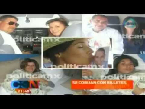 Mujeres ligadas con Gabino Cué se toman fotos cubiertas con billetes de 200 pesos