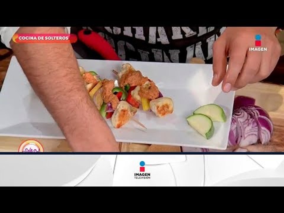 Cocina de solteros: Brochetas de pollo con salsa de cacahuate | Sale el Sol