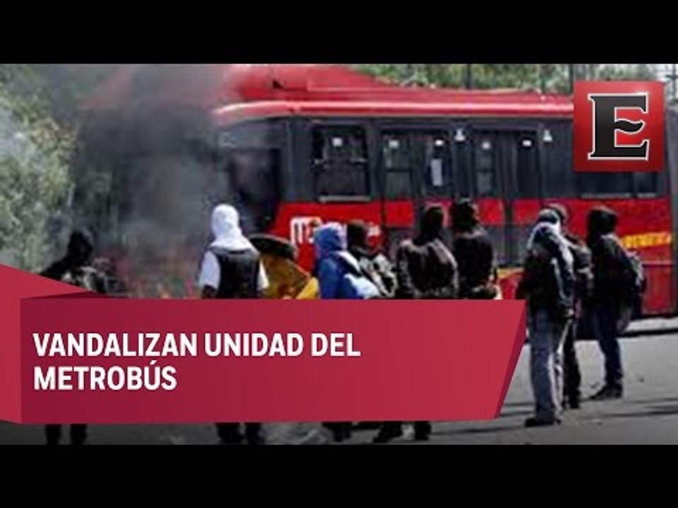 Encapuchados prenden fuego a metrobús