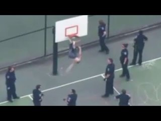 ¡ENTÉRATE! Hombre queda atorado en canasta de basquetbol