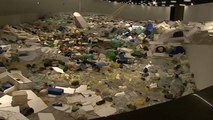 Lisbona: Kawamata mette in mostra rifiuti in plastica