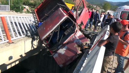 İki köprü arasında kalan kamyonet çaya düşmekten kurtuldu