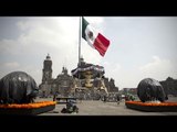 Catrinas y helicóptero en la filmación de James Bond en el Zócalo capitalino