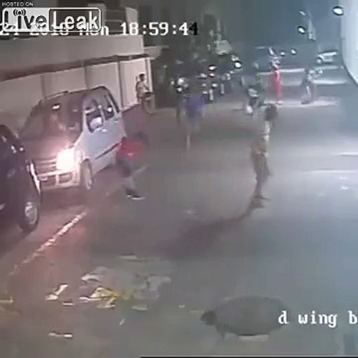 Miracle ! Cet enfant se fait rouler dessus par une voiture et part en courant vivant !