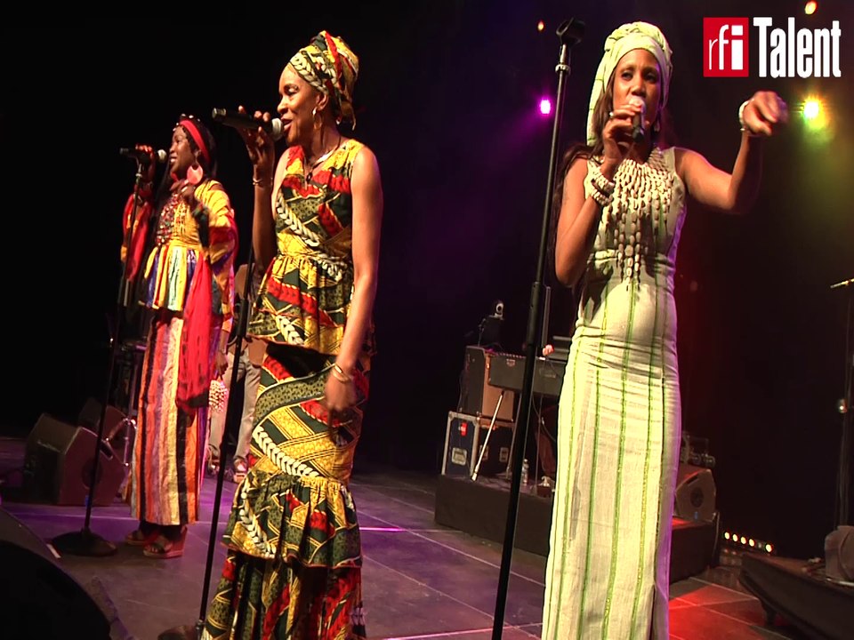 Les Amazones d'Afrique chantent "Mansa Soyari" lors de Banlieues Bleues