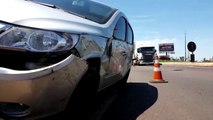 Carro é jogado contra guard rail em colisão com carreta no Trevo Cataratas