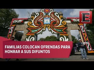 Capitalinos asisten al Panteón  Dolores por el Día de Muertos