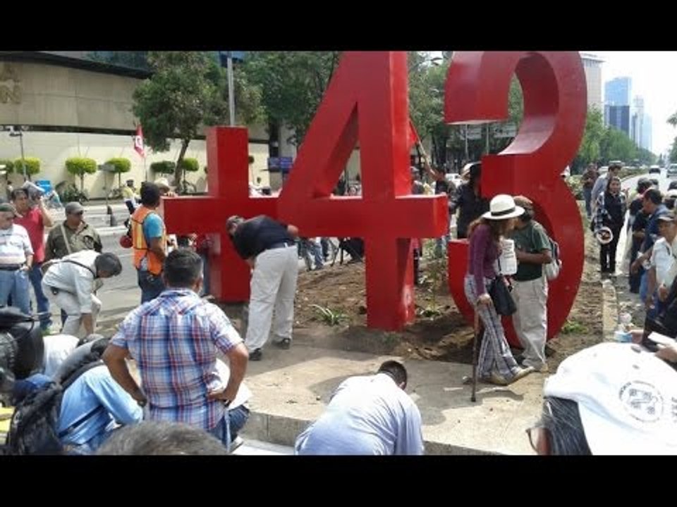Colocan 'antimonumento' 43 en Reforma por normalistas de Ayotzinapa